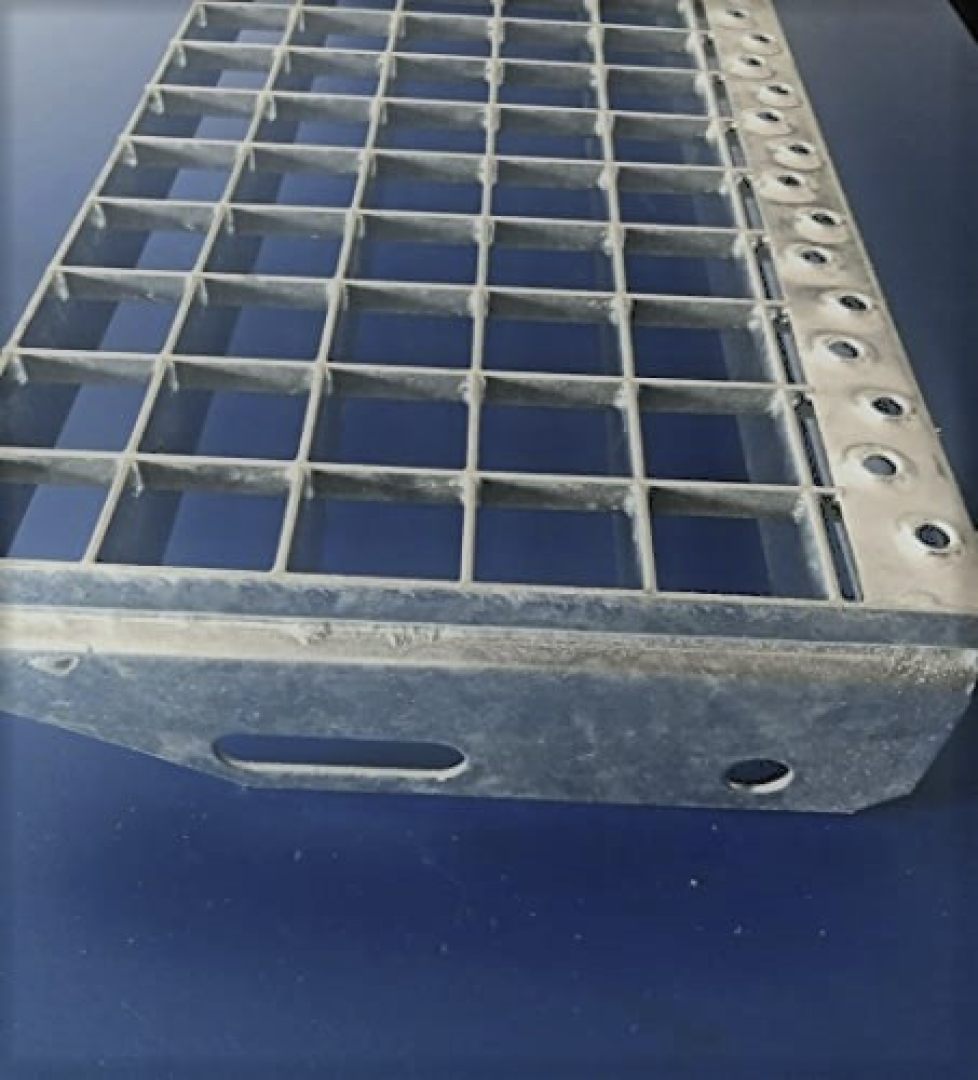 Grating step galvanized 600x240mm mesh size 30x30mm with GLIDING PROTECTION